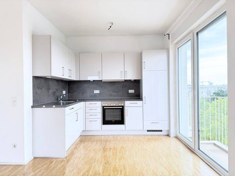 Sonnige 2-Zi.-Wohnung ganz oben! Mit 3 Balkonen und moderner Einbauküche, 60326 Frankfurt am Main (Gallus Griesheim)
