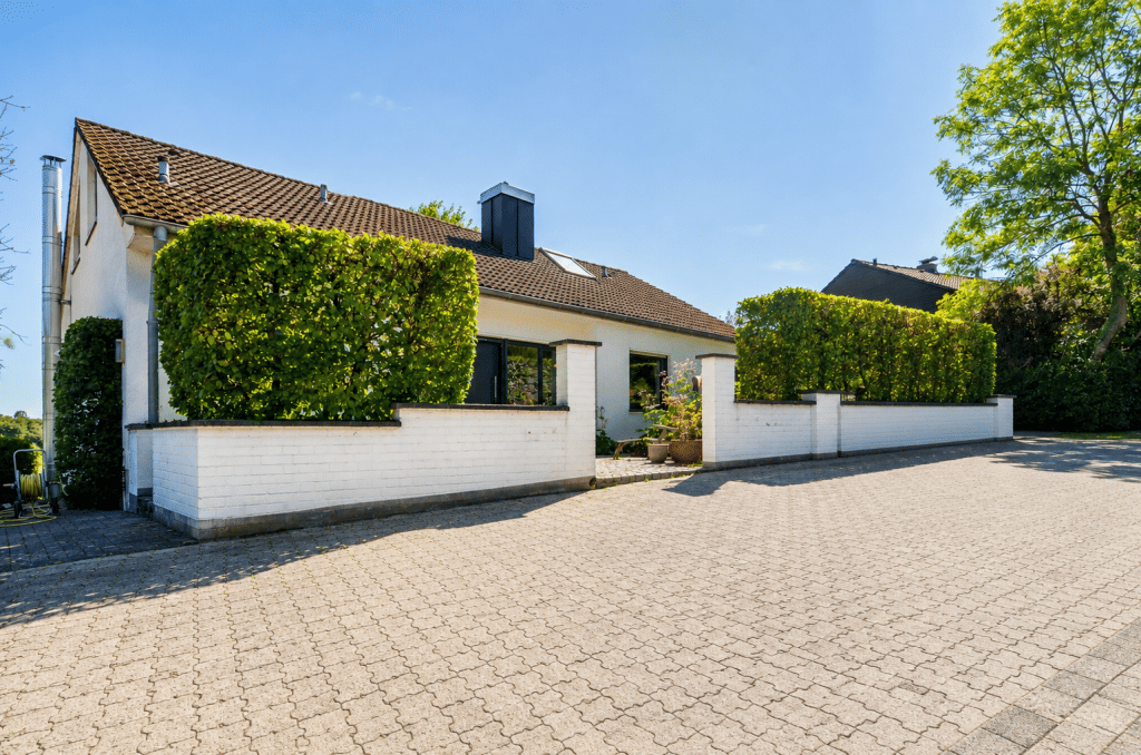 EFH in Hanglage * ca. 300 m² Wohn-/Nutzfl. * Einlieger + Dachausbau möglich * Terrasse + Balkon Südlage * Garage * 7-…, 51519 Odenthal