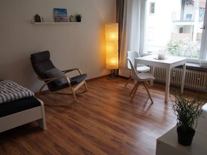 Möbliertes sonniges 1-Zimmer-Apartment in Stuttgart-Möhringen mit EBK, 70567 Stuttgart (Möhringen)