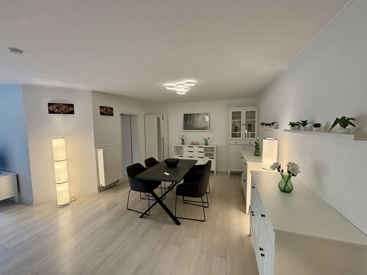 Helle, vollmöblierte Souterrain-Wohnung mit überdachter Terrasse – neu eingerichtet – Hennef – sofort verfügbar bis 31.03.2028, 53773 Hennef (Sieg)