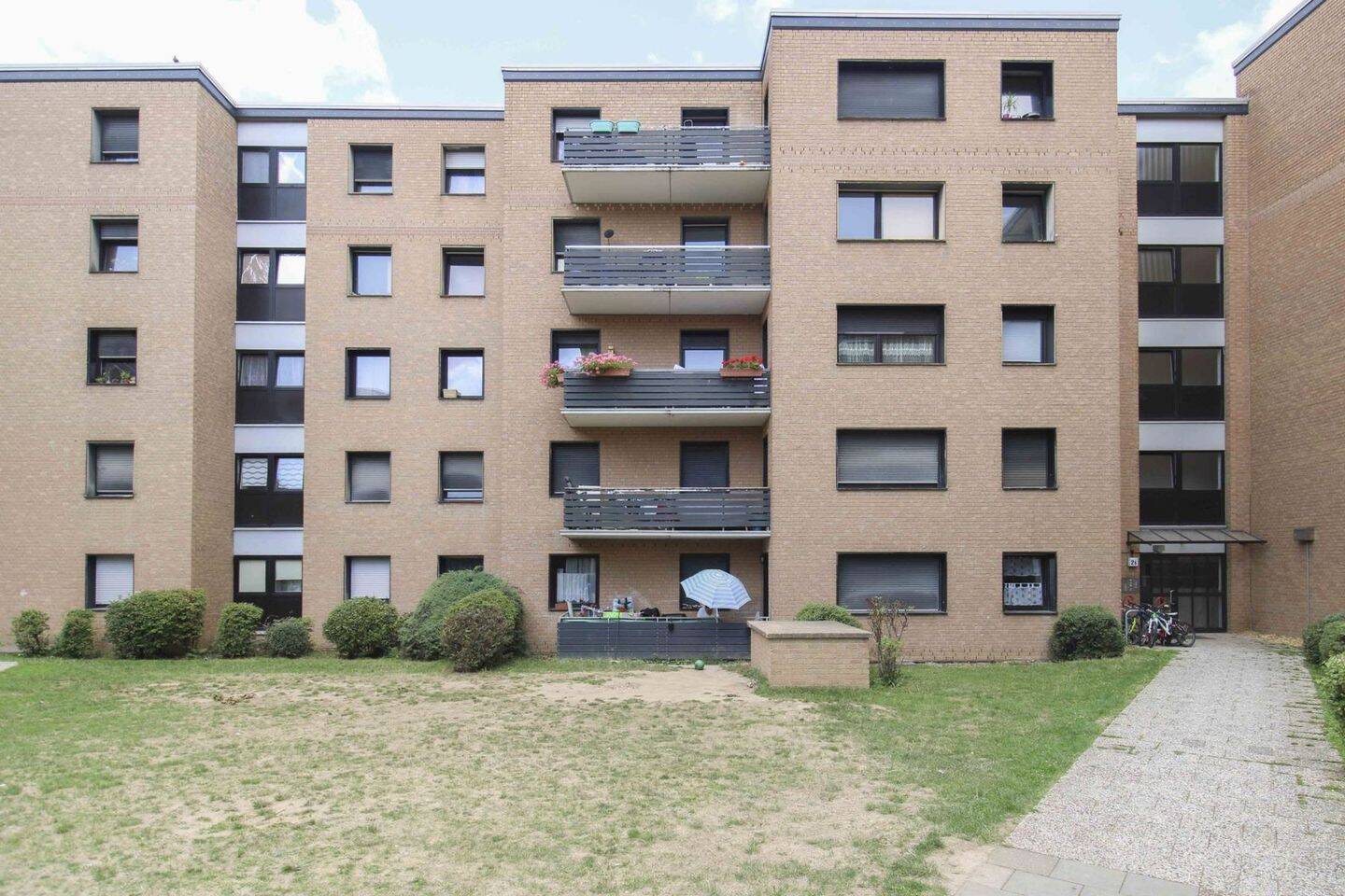 Behaglichkeit pur: 3-Zi.-Etagenwohnung in Feldrandlage, 50127 Bergheim