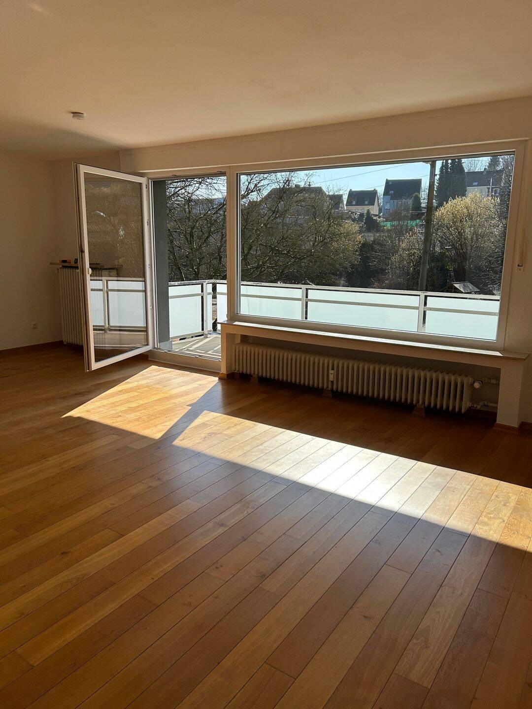 Schöne gut geschnittene Wohnung 82 qm mit neuem Bad, Südbalkon, Keller und 1 Parkplatz, 42651 Solingen (Gräfrath Solingen-Mitte)
