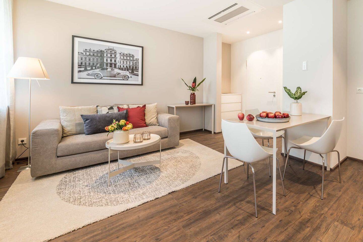 Westend: Hochwertiges Apartment mit separatem Schlafzimmer in bester Lage, 60323 Frankfurt am Main (Westend-Nord Westend-Süd)