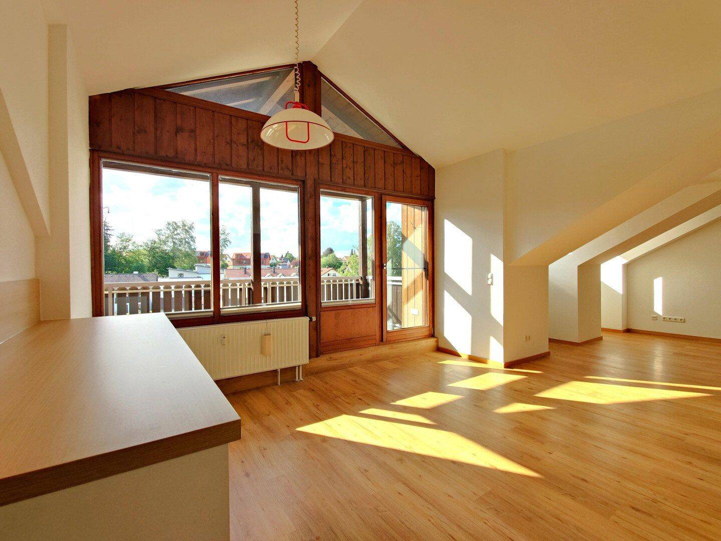 hell und geräumig: renovierte 2 Zimmer DG-Wohnung auf 69m² mit großem Gaubenbalkon ohne Provision, 85567 Grafing b. München