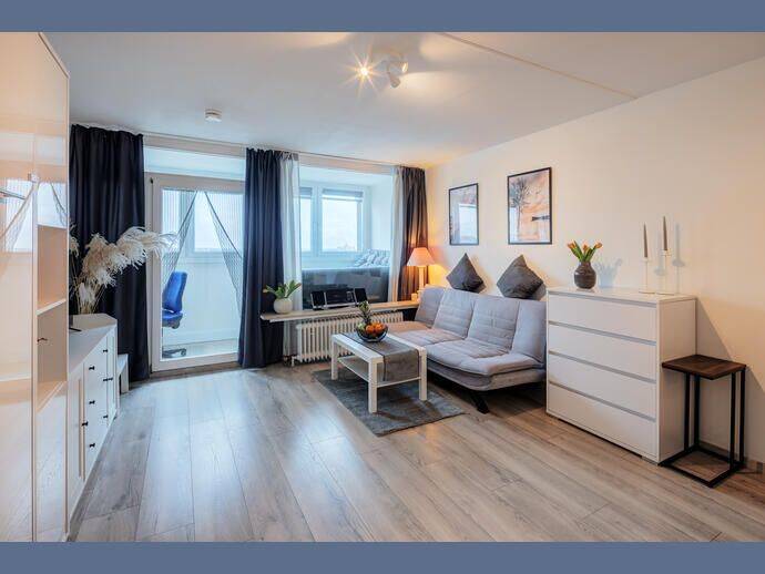 Möbliert: Apartment mit verglaster Loggia am OEZ, 80993 München (Moosach)
