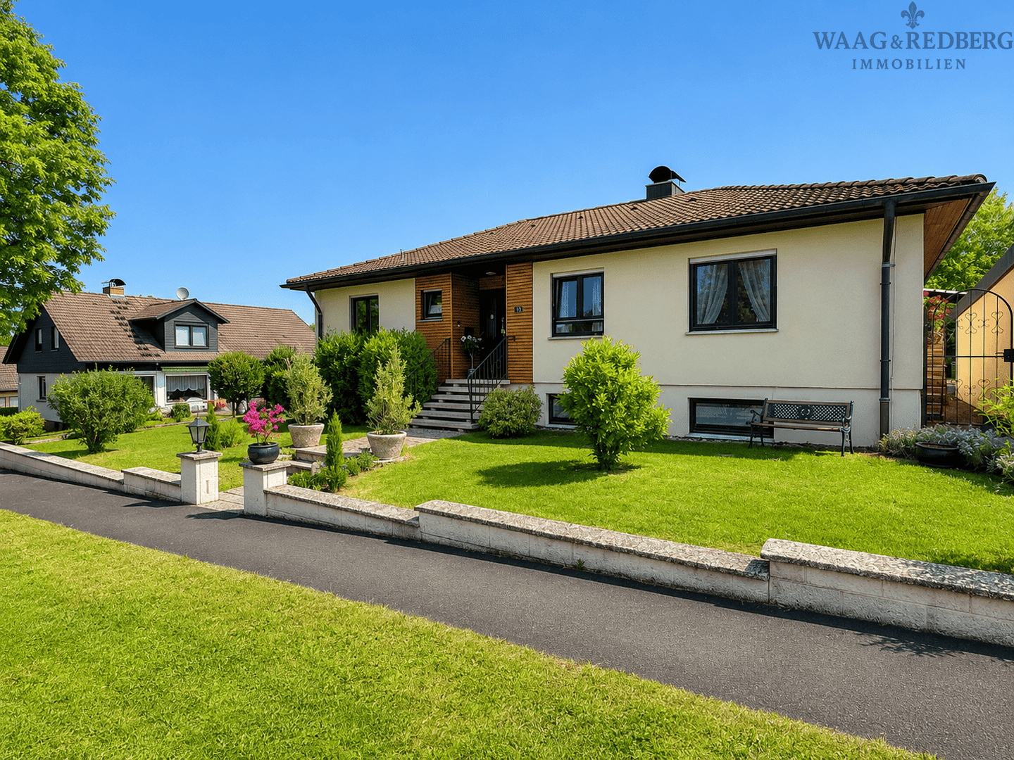 Exklusiver Bungalow mit Einliegerwohnung, Pool und vielseitigen Nutzungsmöglichkeiten, 96123 Litzendorf