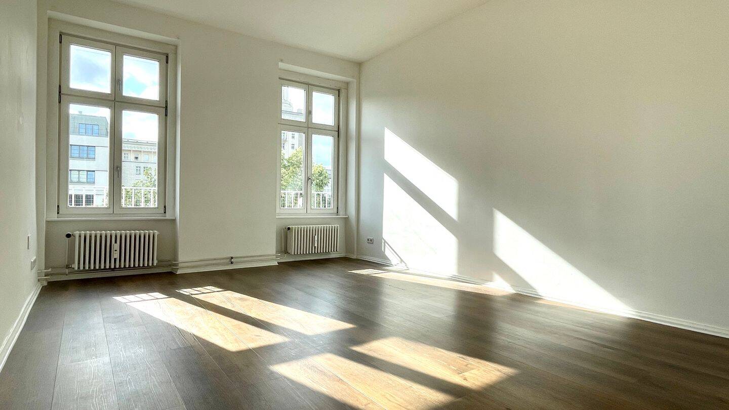Sonnendurchflutete 2-Zimmer-Wohnung mit Balkon & Aufzug im historischen Zuckerbäckerhaus, 10243 Berlin (Friedrichshain-Kreuzberg Friedrichshain)