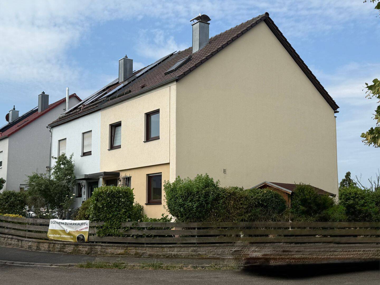 FREIBLICK in Zirndorf-Anwanden ~ Gepflegte Doppelhaushälfte an ruhiger Feldrandlage ~ ausgebautes Studio ~ Einzelgarage ~ Einbauküche, 90513 Zirndorf