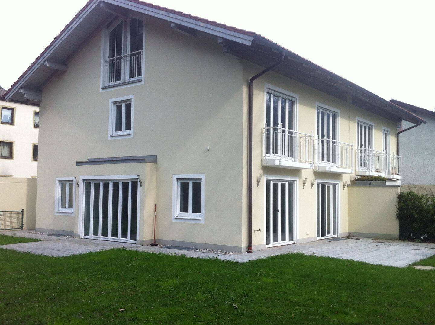 Doppelhaushälfte mit gr. Garten und 2 Garagen, 83435 Bad Reichenhall