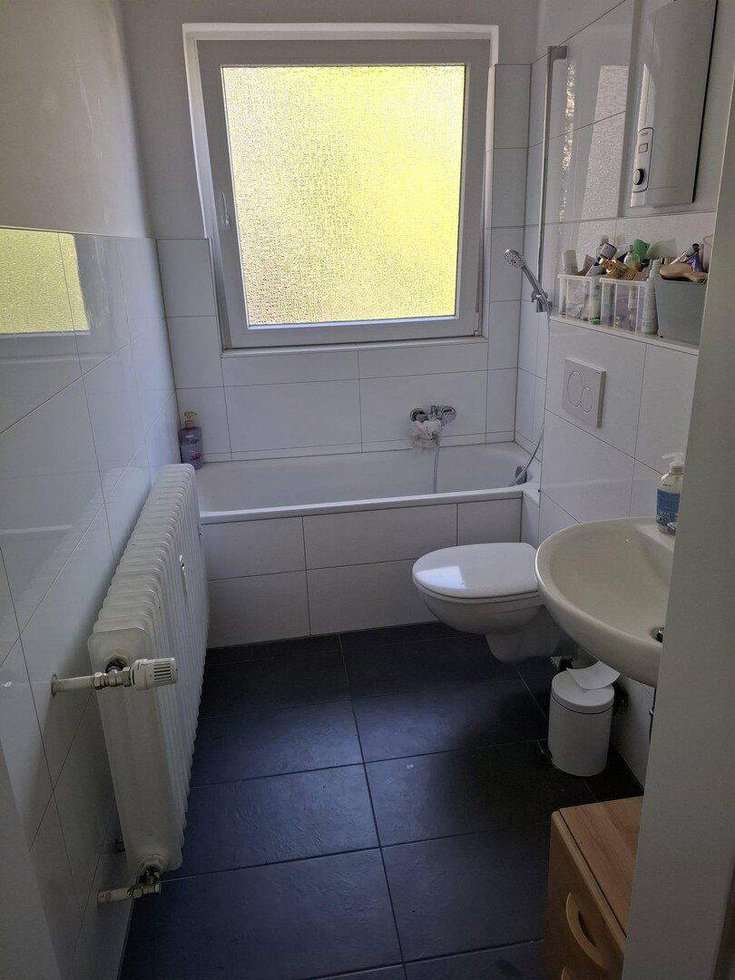 Sanierte 3,5-Zimmerwohnung in Essen-Bedingrade mit Einbauküche, 45359 Essen (Bedingrade Frintrop Schönebeck)