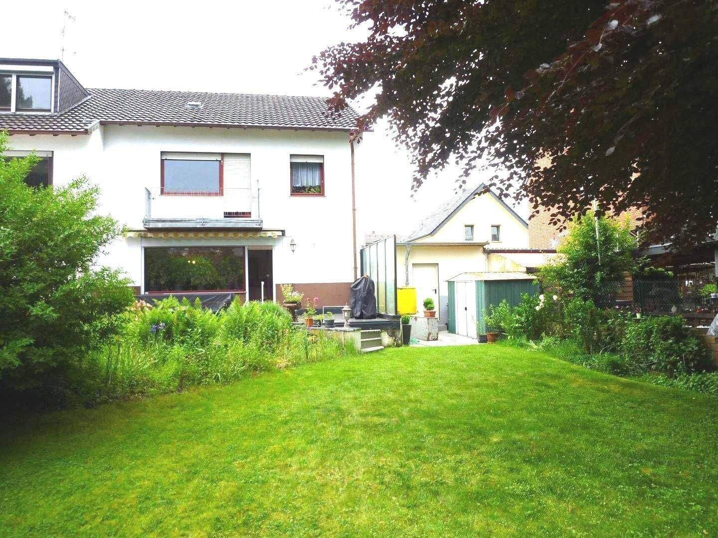EIN HAUS ZUM WOHLFÜHLEN! Modernisierte Doppelhaushälfte mit herrlichem Garten und Garage