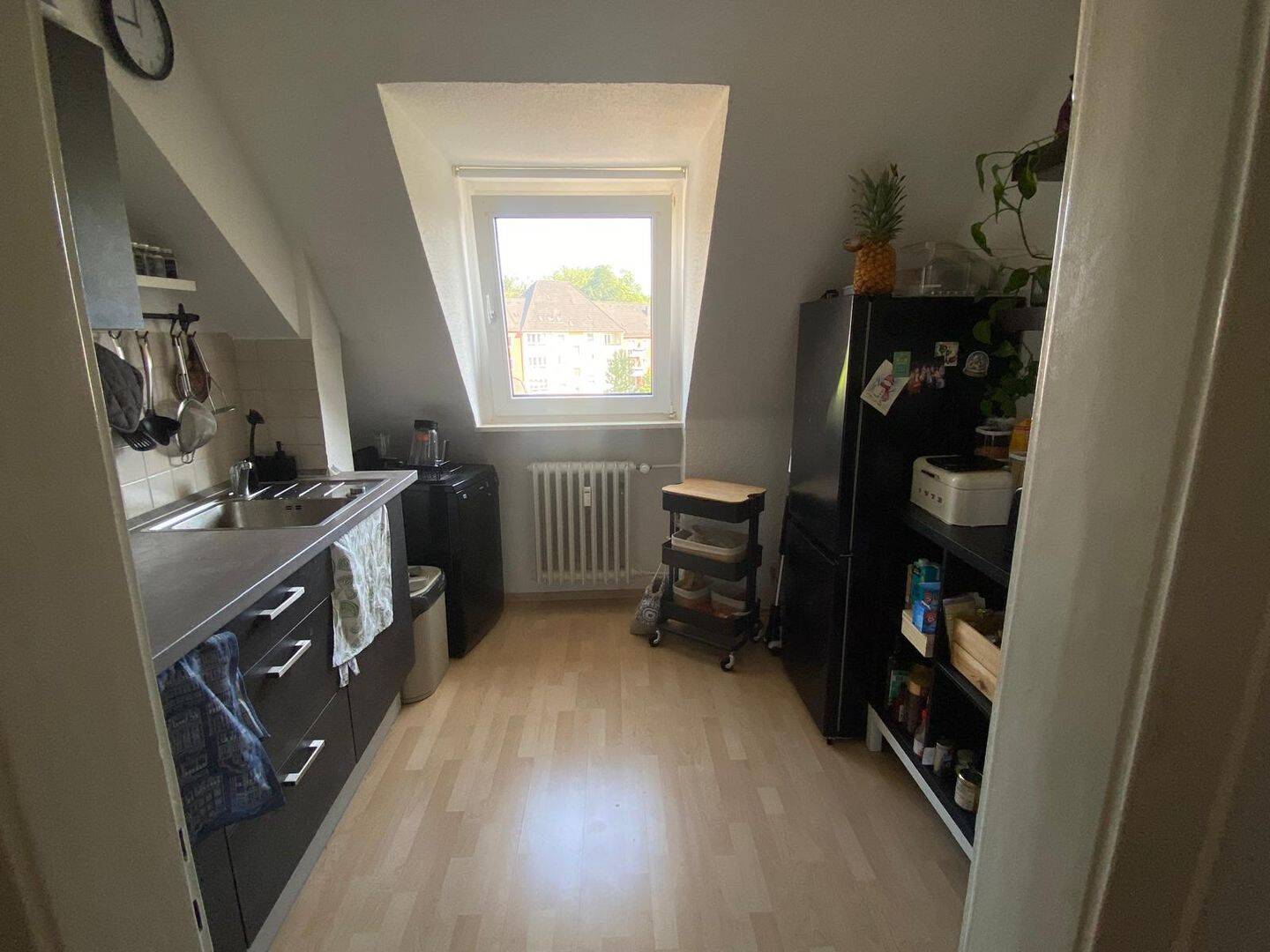 Helle 2 Raum-Wohnung mit neuwertiger Einbauküche im DG – helles Bad + neuw. Dämmung auch im DG NKM 450,00 ab 01.09.2026 oder später, 45144 Essen (Frohnhausen)