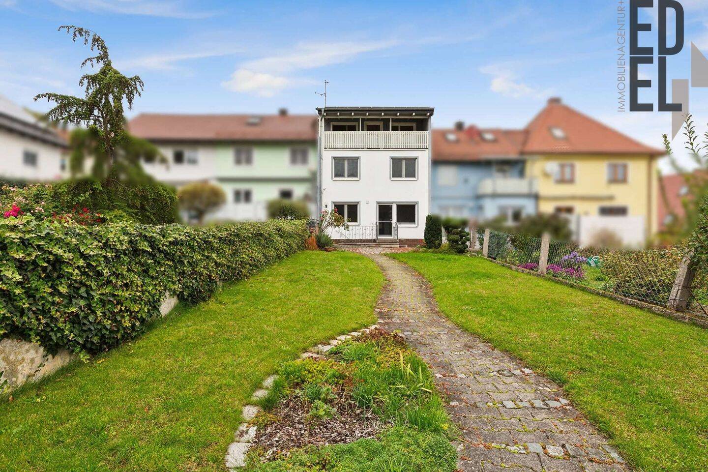 Reihenhaus in Amberg zu verkaufen – Zweifamilienhaus mit PV-Anlage, Garten & Doppelgarage, 92224 Amberg
