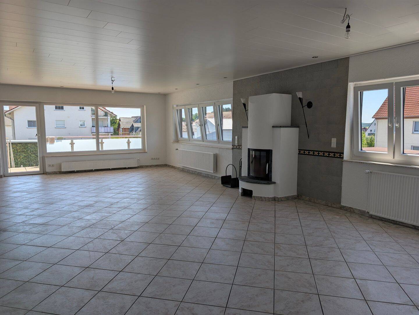 Hochwertig sanierte, helle 3 ZKB Wohnung 125 qm mit Kaminofen und Balkon, 35641 Schöffengrund