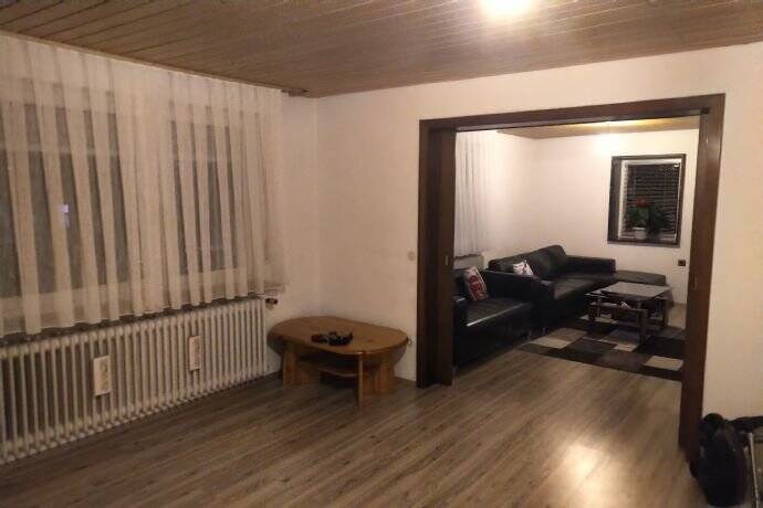 Gepflegte 5-Raum-Wohnung mit Einbauküche in Hülben, 72584 Hülben