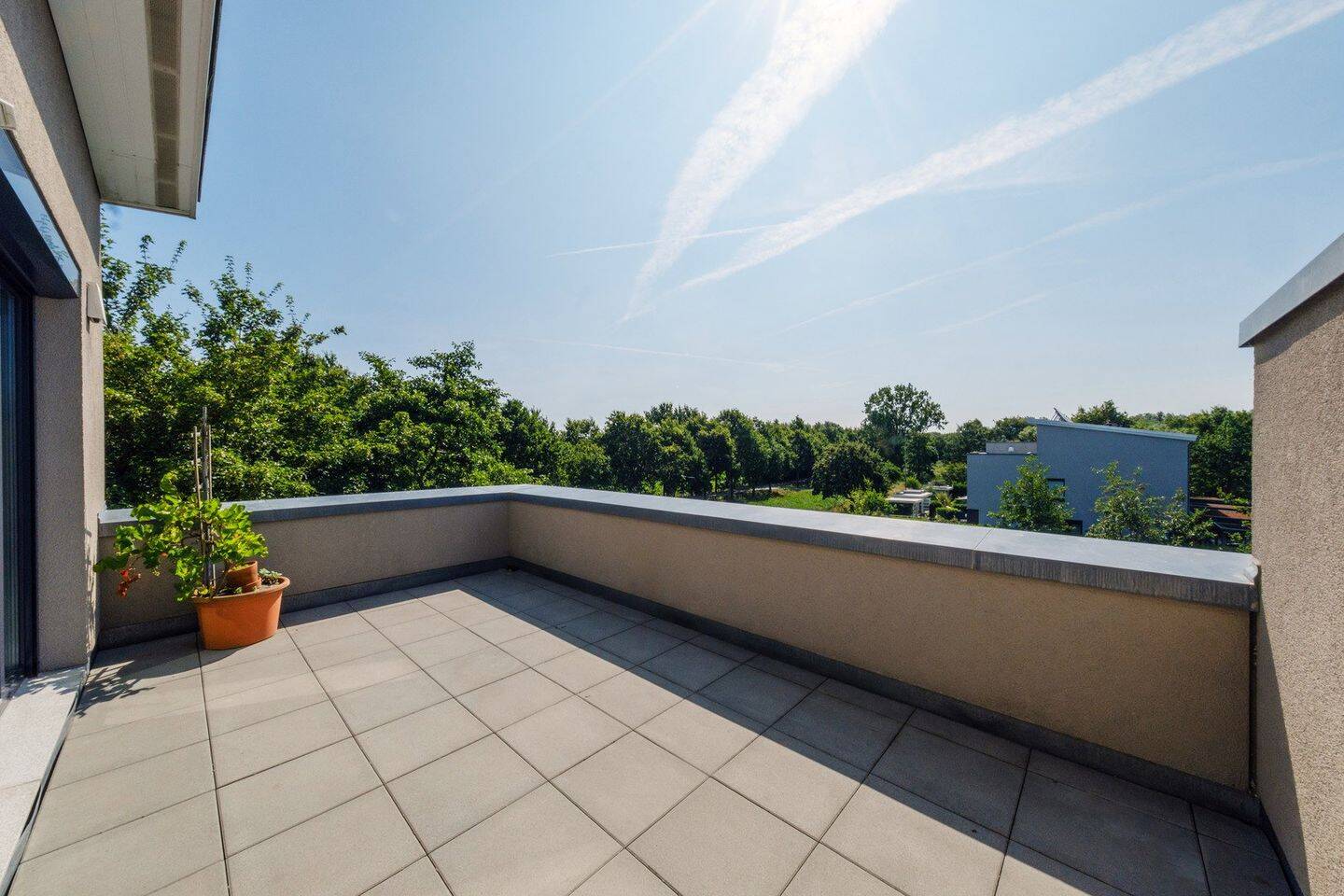 Oberneuland: Neuwertiges Reiheneckhaus mit Grünblick, Dachterrasse – provisionsfrei