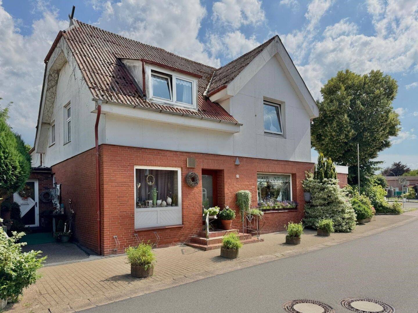 Großzügiges Stadthaus mit Dachterrasse, Innenhof und vielseitigen Nebenflächen in Erfde, 24803 Erfde