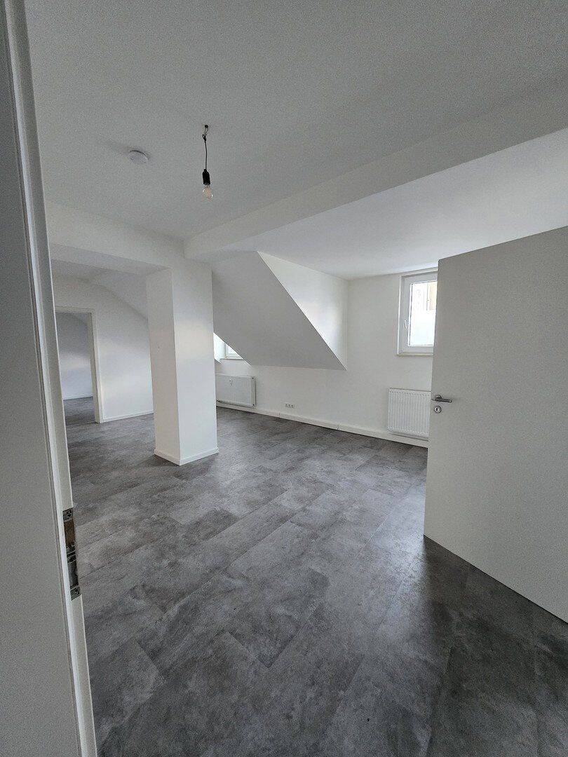 WG-geeignete helle 3-Zimmer-Dachgeschoss-Wohnung, Einbauküche, 47198 Duisburg (Alt-Homberg Hochheide)