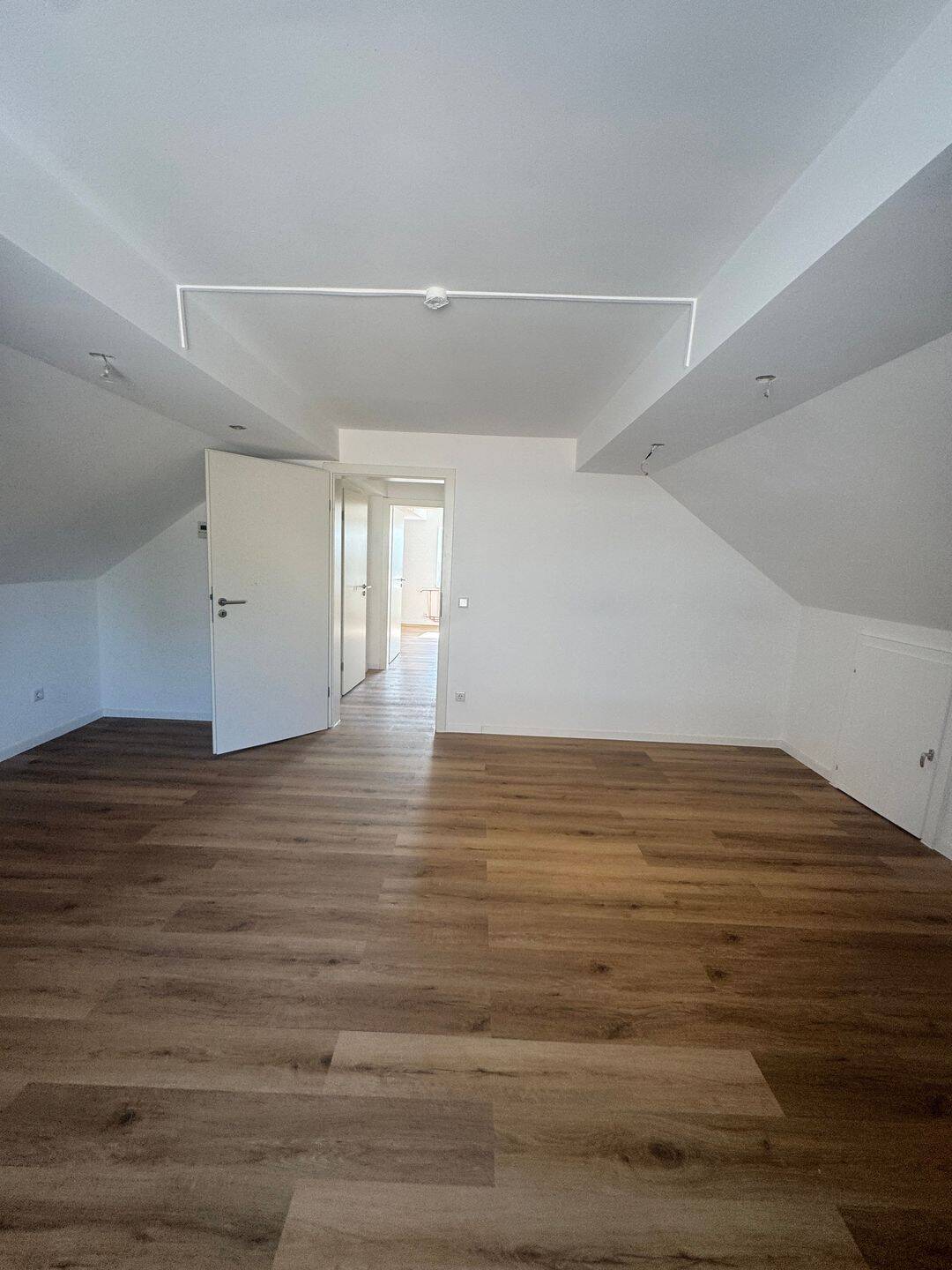 – frisch sanierte DG-Wohnung mit moderner Ausstattung in Essen-Burgaltendorf –, 45289 Essen (Burgaltendorf)