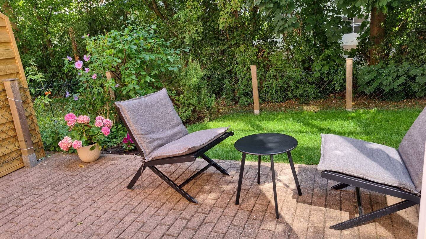 Erstbezug nach aufwändiger Renovierung: 2-Zimmer-Oase in Neutraubling – Für Gartenliebhaber! (inkl. TG-Stellplatz & EBK), 93073 Neutraubling