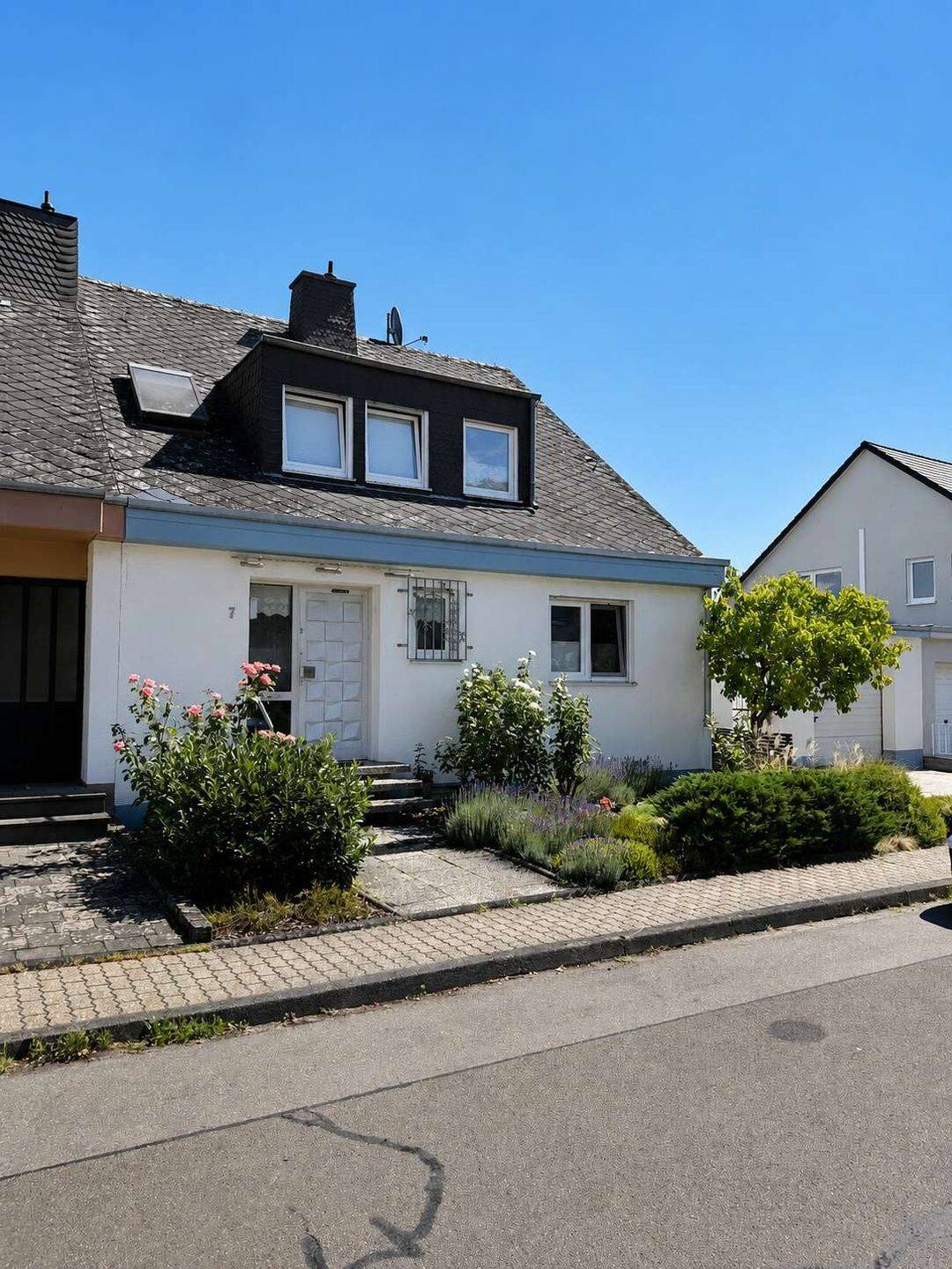 Viel Platz zum Leben – Einfamilienhaus mit großem Garten, Garage und Balkon in Koblenz-Metternich, 56072 Koblenz (Güls Metternich Rübenach)