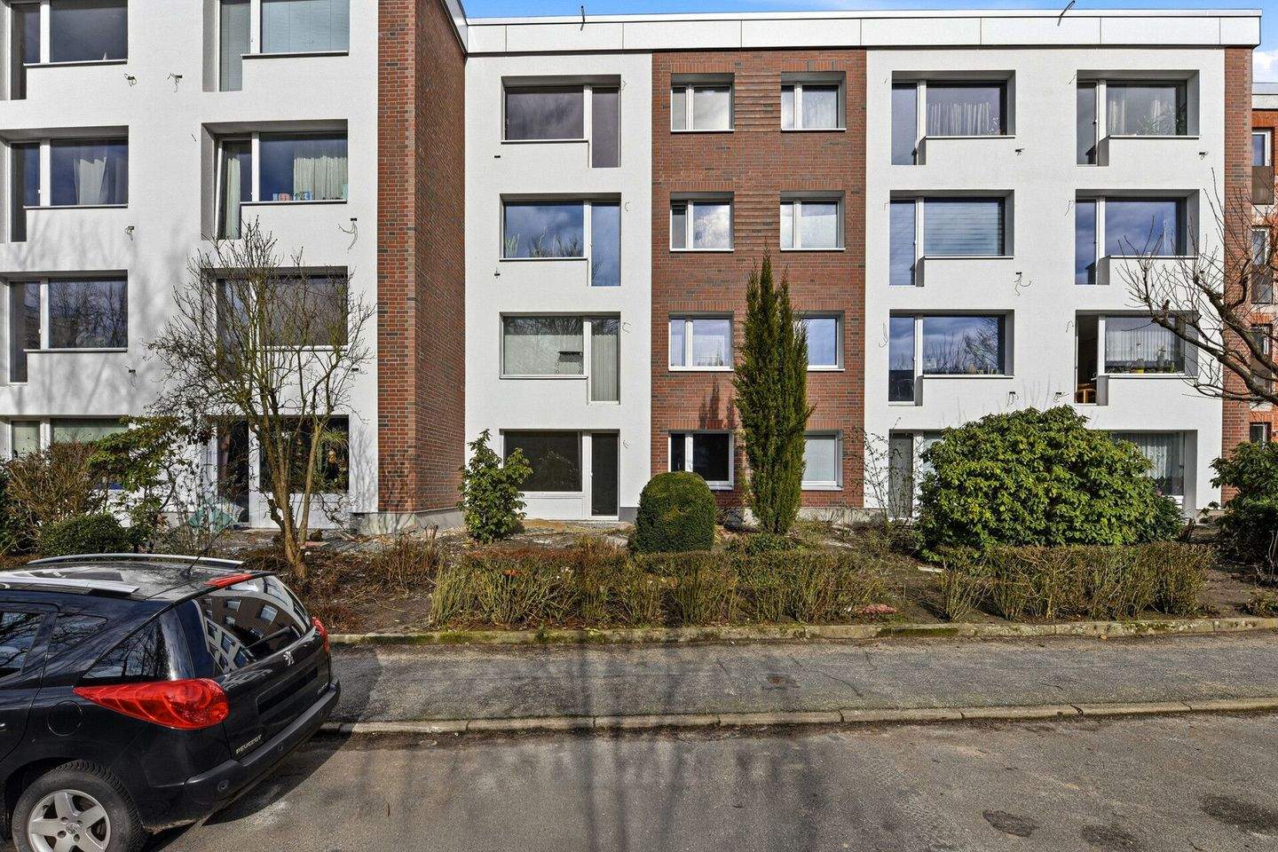 Erdgeschoss mit Terrasse und Tiefgaragenstellplatz. Wärmedämmung und neues Dach, 22145 Hamburg (Wandsbek Farmsen-Berne Rahlstedt)