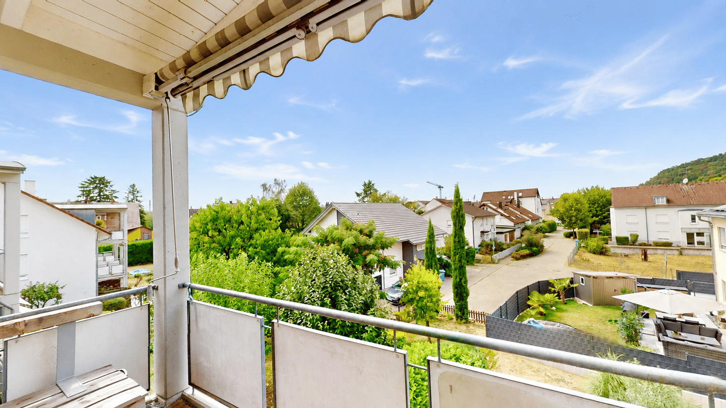 Wohnen mit Weitblick: 4-Zi. Dachgeschosswohnung hohe Decken, großzügiger Balkon und TG-Stellplatz, 79639 Grenzach-Wyhlen