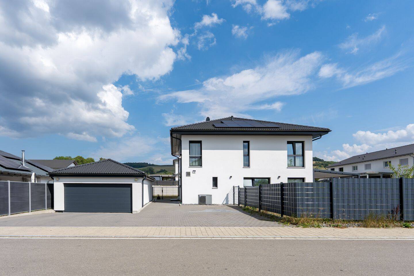Exklusives Anwesen mit Pool & großzügigem Garten – neuwertiger Wohntraum aus 2021, 79793 Wutöschingen
