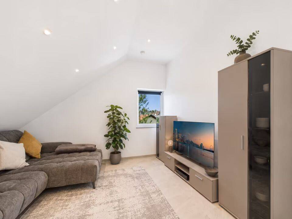 Moderne 2-Zimmer-DG Wohnung mit EBK, Fußbodenheizung & Stellplatz, 94501 Beutelsbach