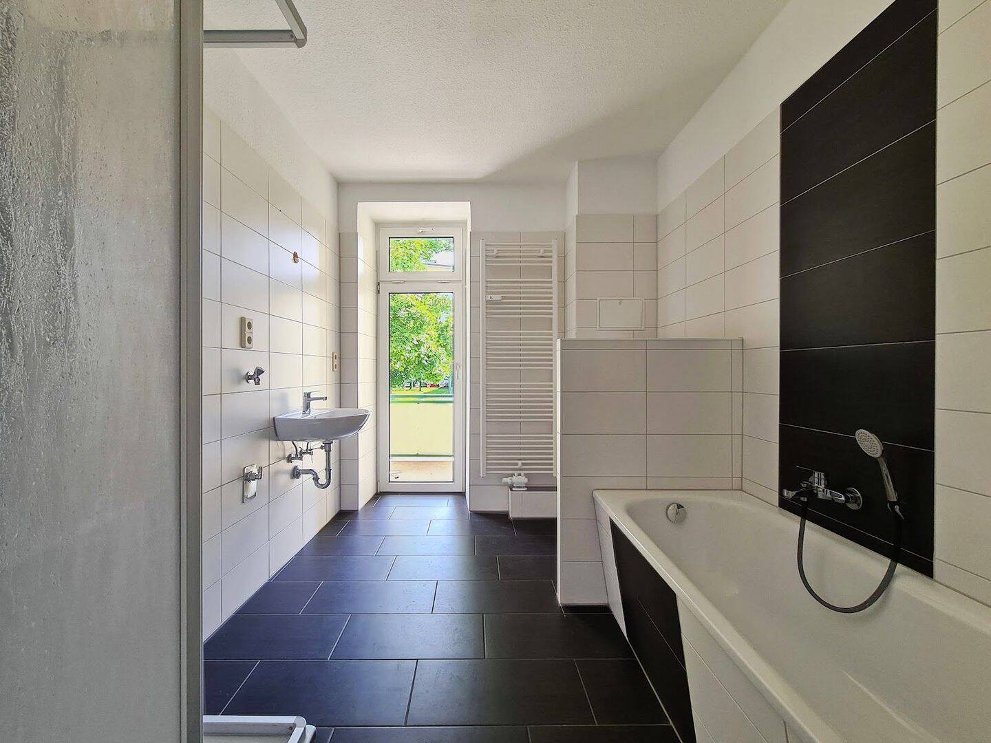 Komfortabel wohnen: Geräumige Wohnküche, überdachter Balkon & Bad mit Wanne/Dusche (Stellplatz mgl.), 9130 Chemnitz (Hilbersdorf Sonnenberg Yorckgebiet Zentrum)