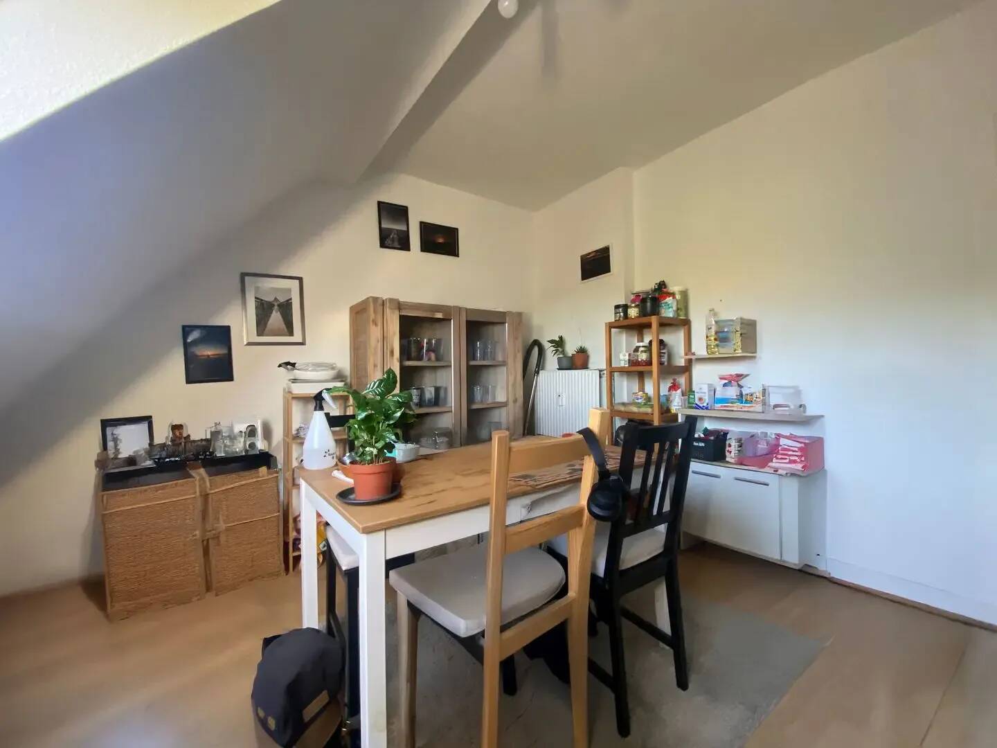 Wohnen im Grünen nahe Köln: 2,5-Zimmer-Dachgeschosswohnung mit Einbauküche in Hürth-Stotzheim, 50354 Hürth