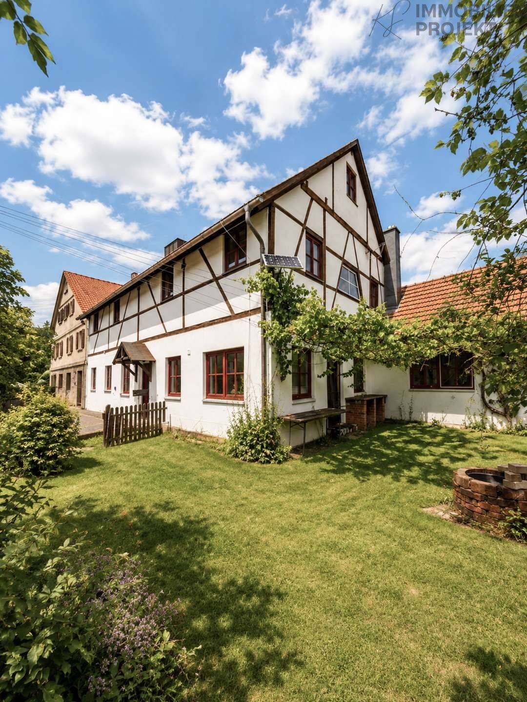Historisches Ensemble aus zwei Wohngebäuden mit 455m² Wfl., PV-Anlage, Garagen, Garten zw. BT und KU, 95512 Neudrossenfeld