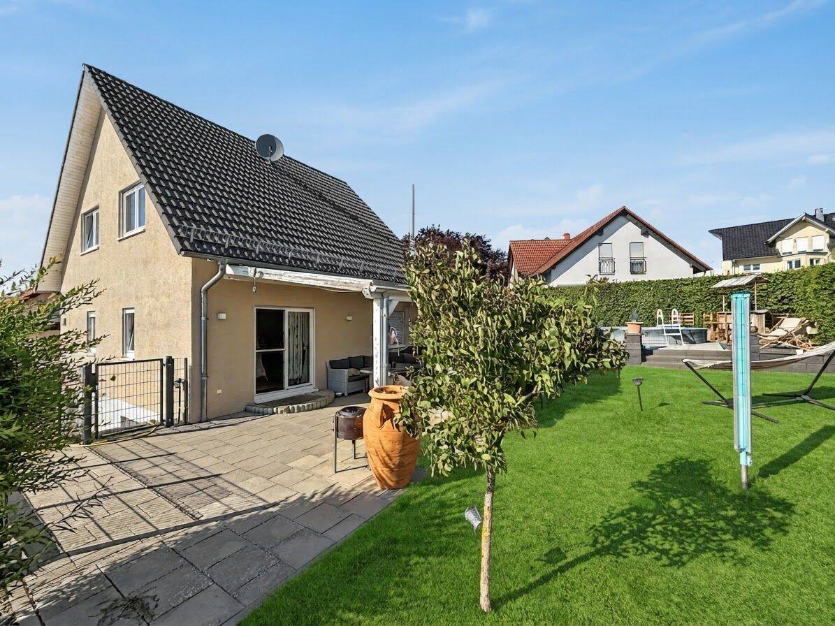 Einfamilienhaus mit 5 Zimmern, Pool und traumhaftem Blick über Weilmünster, 35789 Weilmünster