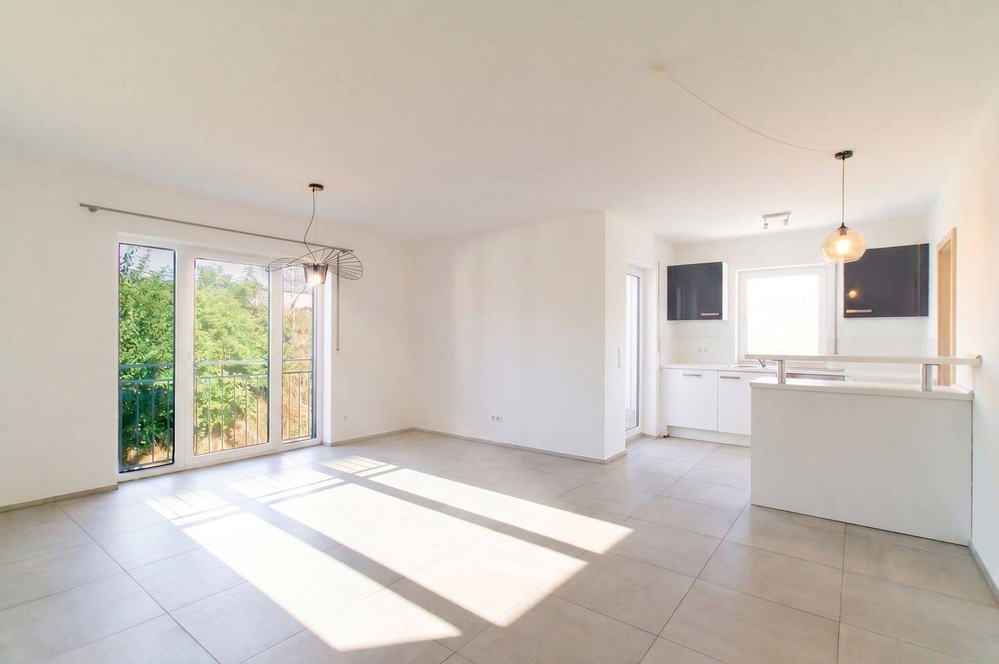 27 m² Dachterrasse! 3-Zimmer-Wohnung aus 2014 mit EBK & Carport in Lenting, 85101 Lenting