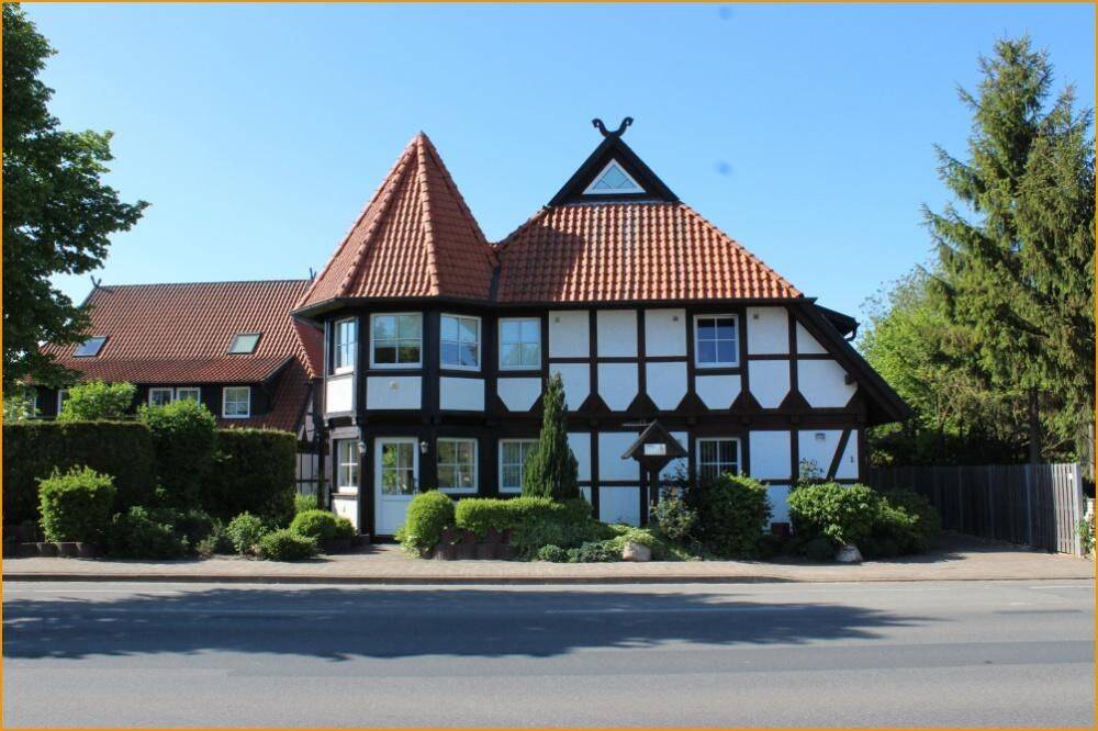 TRAUMHAFTE, REPRÄSENTATIVE 3-ZI-WOHNUNG INKL. SOUTERRAIN MIT CA. 83 m2 ! KLEINE TERRASSE UND 2 TIEFGARAGENPLÄTZE !, 30916 Isernhagen