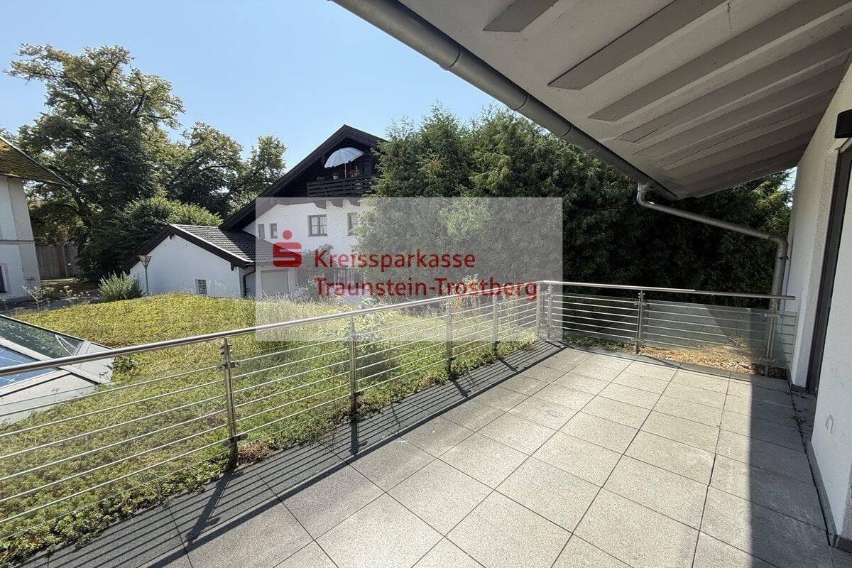 Wohnen, wo andere Urlaub machen – modernisierte 3-Zimmer-Wohnung in Chieming, 83339 Chieming