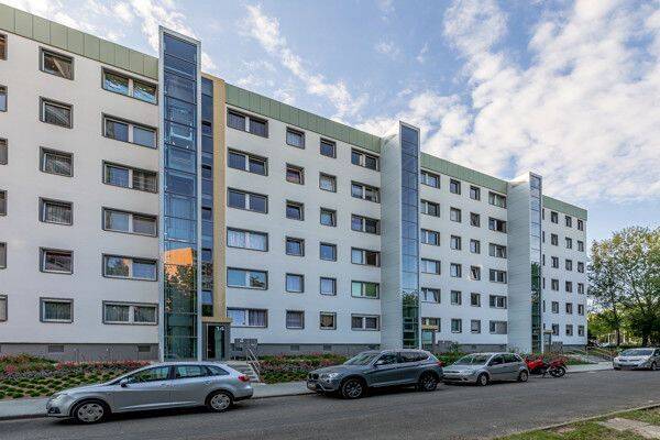 Schöne 3-Zimmerwohnung mit Balkon und Aufzug!, 1239 Dresden