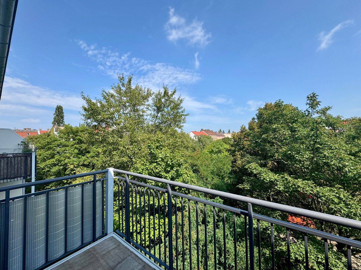 Weitblick in Friedrichshain: Bezugsfreie 4-Zi mit Balkon im 4.OG | Renovierungsbedürftig, 10247 Berlin (Friedrichshain-Kreuzberg Friedrichshain Prenzlauer Berg)