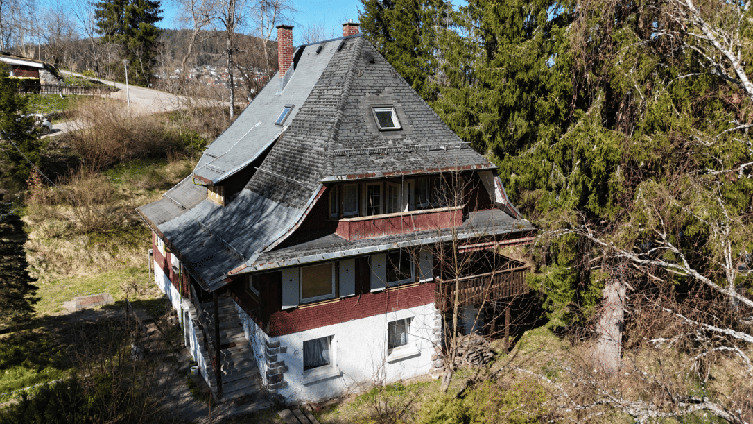 Charmantes Zweifamilienhaus mit großem Entwicklungspotenzial, 79822 Titisee-Neustadt