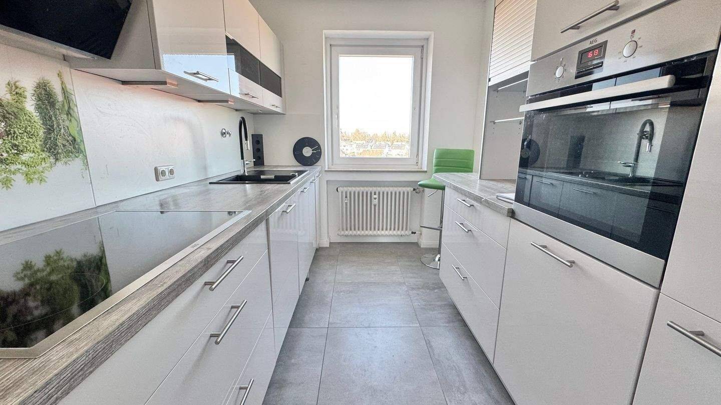 Fürth-Dambach ! Gepflegte, helle 3-ZW 80 m², großer Balkon, 4.OG mit Aufzug.