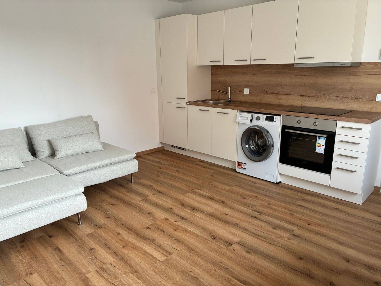 Moderne Einliegerwohnung – Erstbezug | Teilmöbliert | 975,- € All-inclusive, 91086 Aurachtal