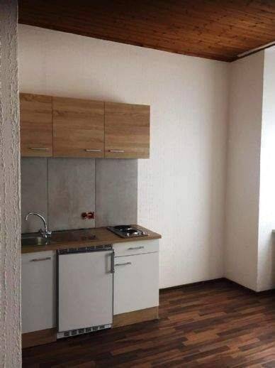 Frei ab 01.10.2026 / Appartement im Erdgeschoss (Hochparterre) mit Pantryküche / Dusche