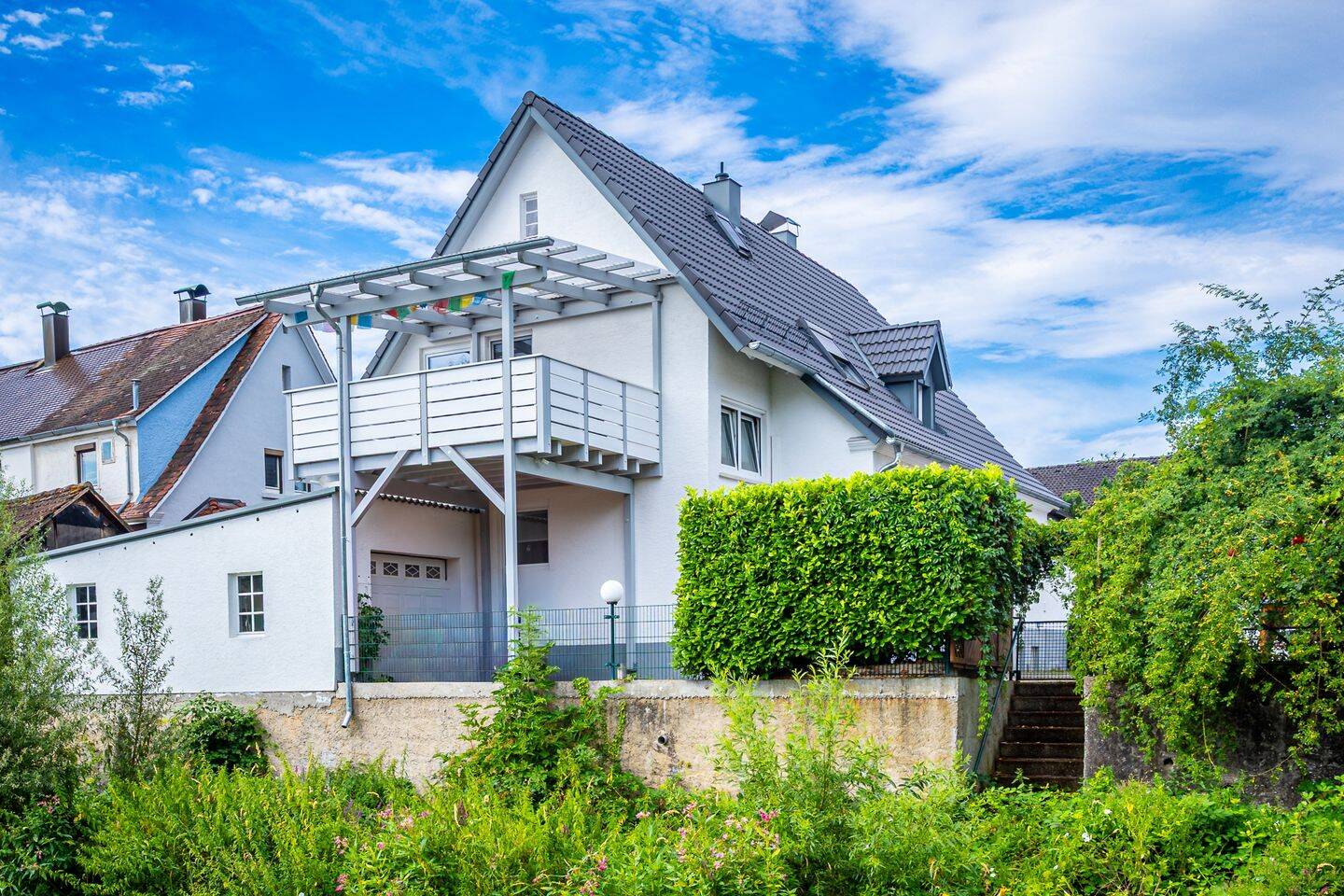 Schick sanierte Doppelhaushälfte zentral & ruhig – Balkon über der Acher mit Hornisgrindeblick, 77855 Achern