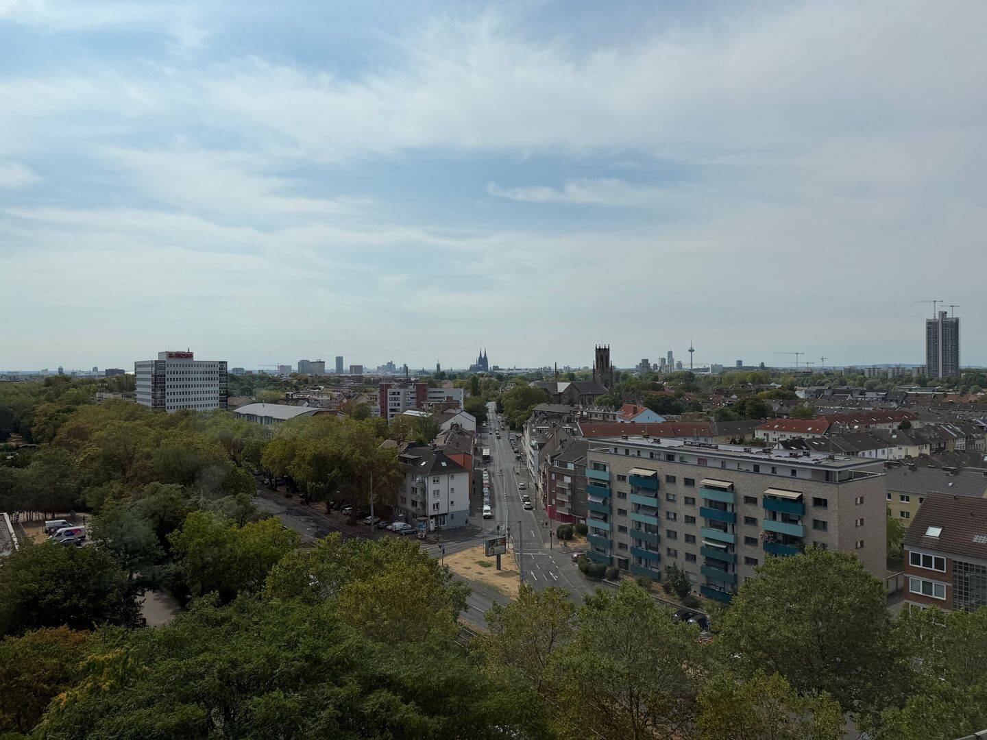 3,5 Zimmer-Whg mit Domblick, Einbauküche, begehb. Kleiderschrank, Tageslichtbad und separatem Büro/Kinderzimmer in Köln Mülheim, 51065 Köln (Mülheim Buchforst Buchheim)