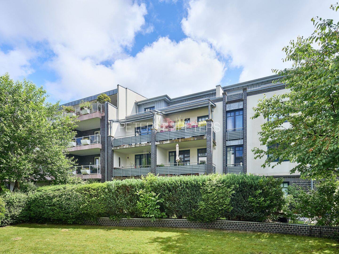Lieblingsplatz inklusive – Zwei Etagen Glück mit sonniger Dachterrasse, 22529 Hamburg (Hamburg-Nord)
