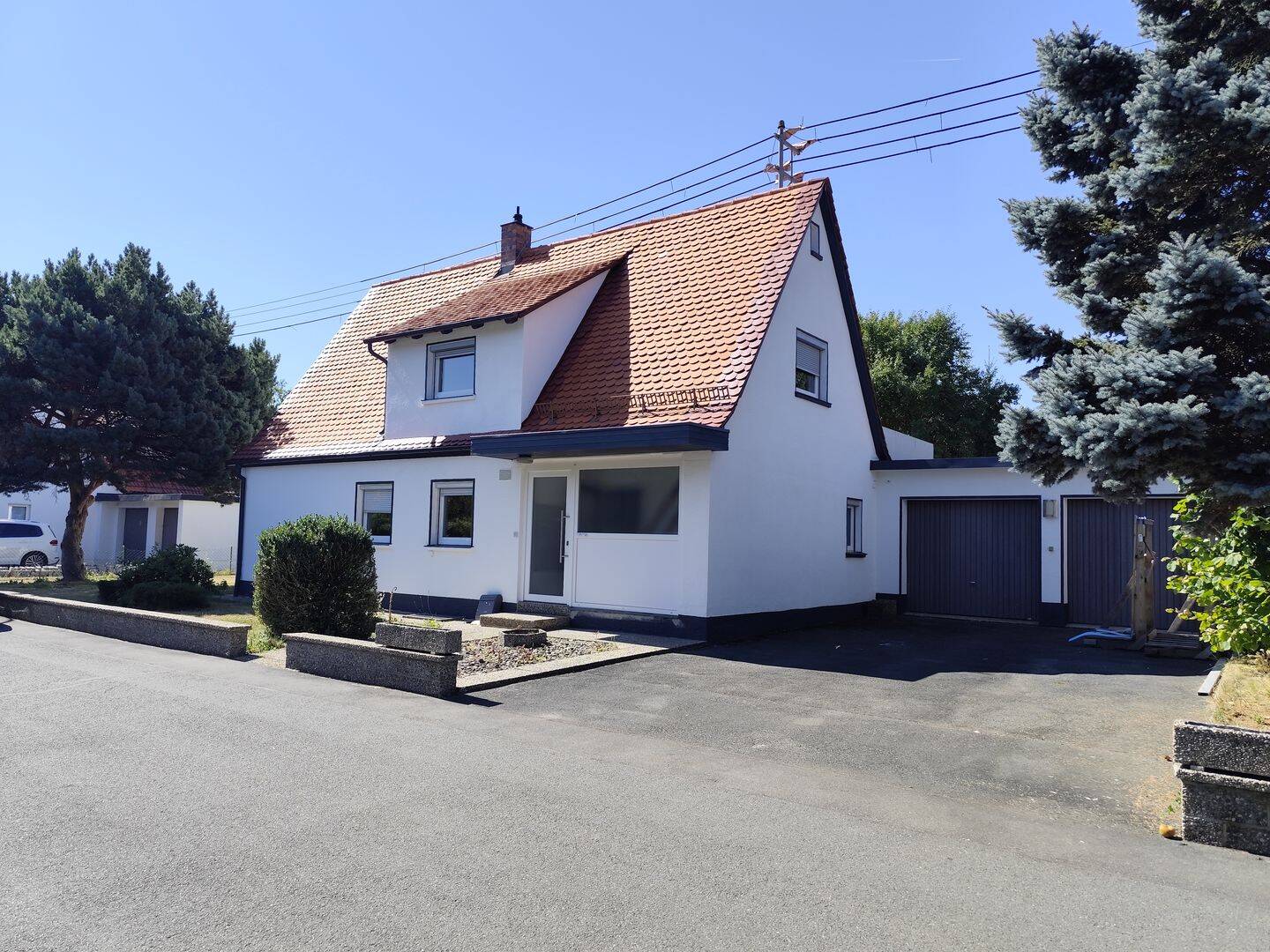Einfamilienhaus in Hegnabrunn: Frisch renoviert mit großem Garten, Dachterrasse & Doppelgarage!, 95339 Neuenmarkt