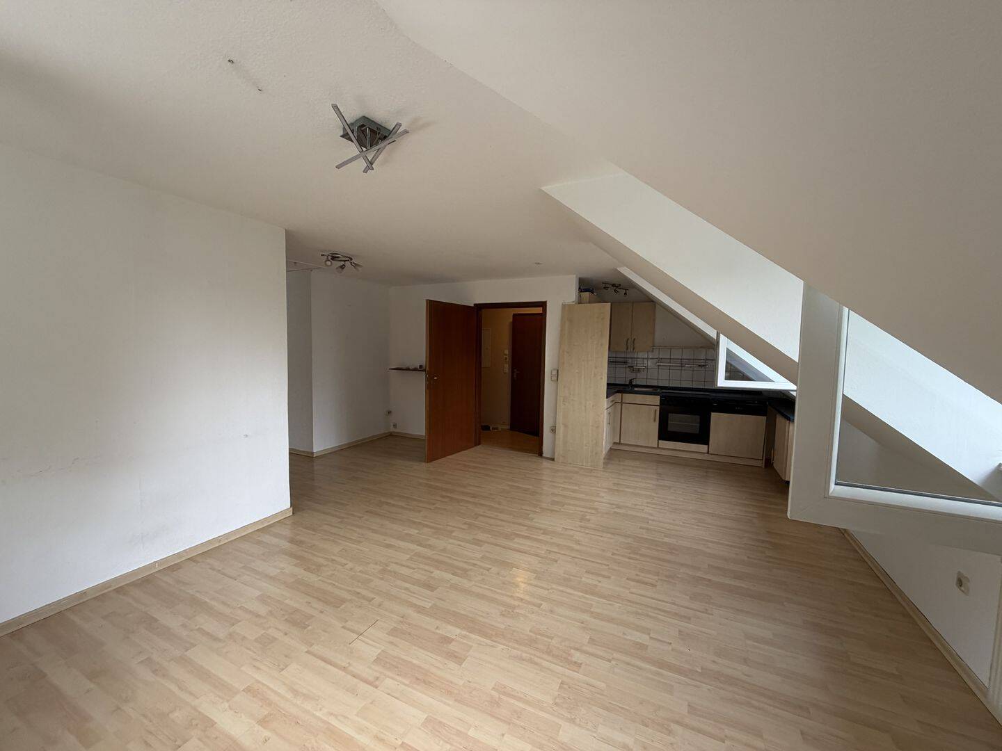 Sofort bezugsfreie 2-Zimmer-Wohnung mit Stellplatz und Spitzboden, 91448 Emskirchen