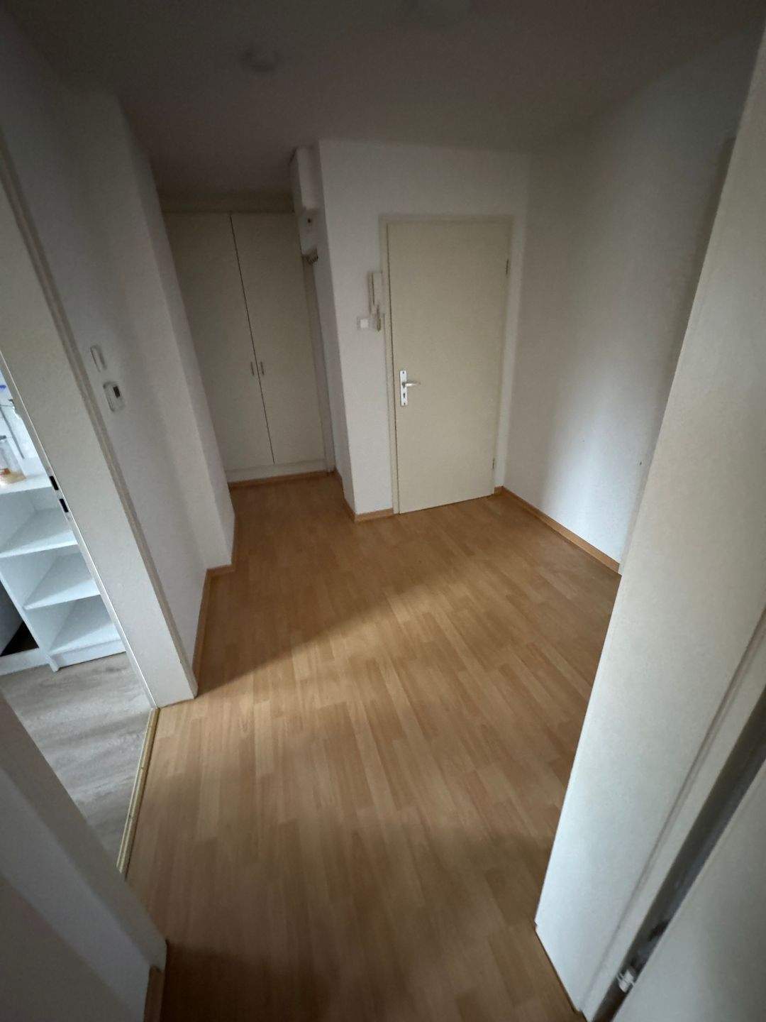 Renovierte 1,5-Zi.-Etagenwohnung mit EBK + Bad mit Fenster + überdachtem Balkon, 25421 Pinneberg