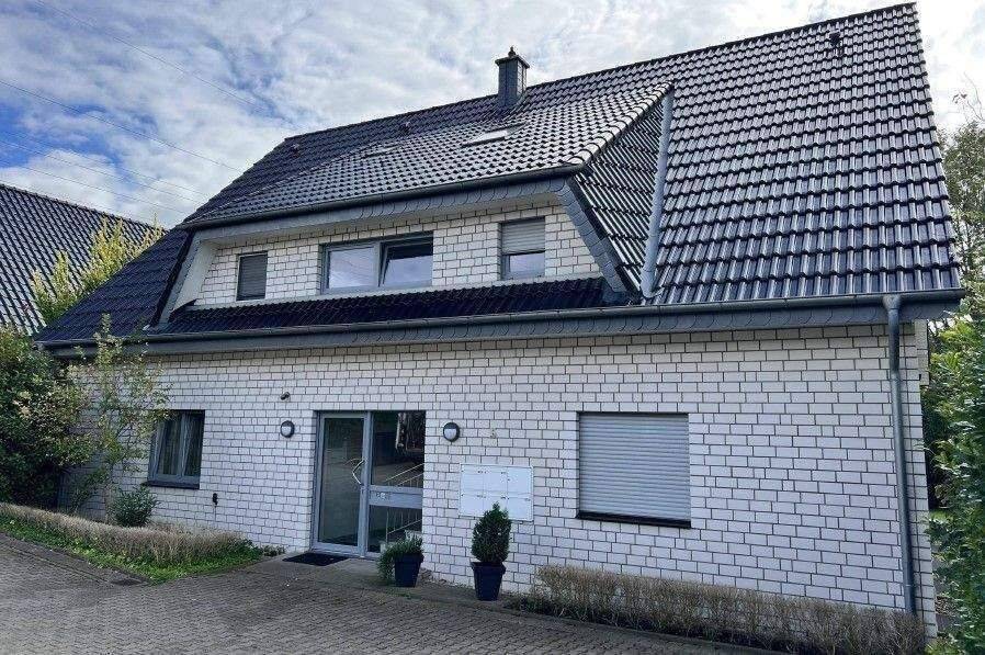 Moderne 2-Zimmer-Dachgeschosswohnung mit Balkon & Stellplatz in Herford, 32049 Herford