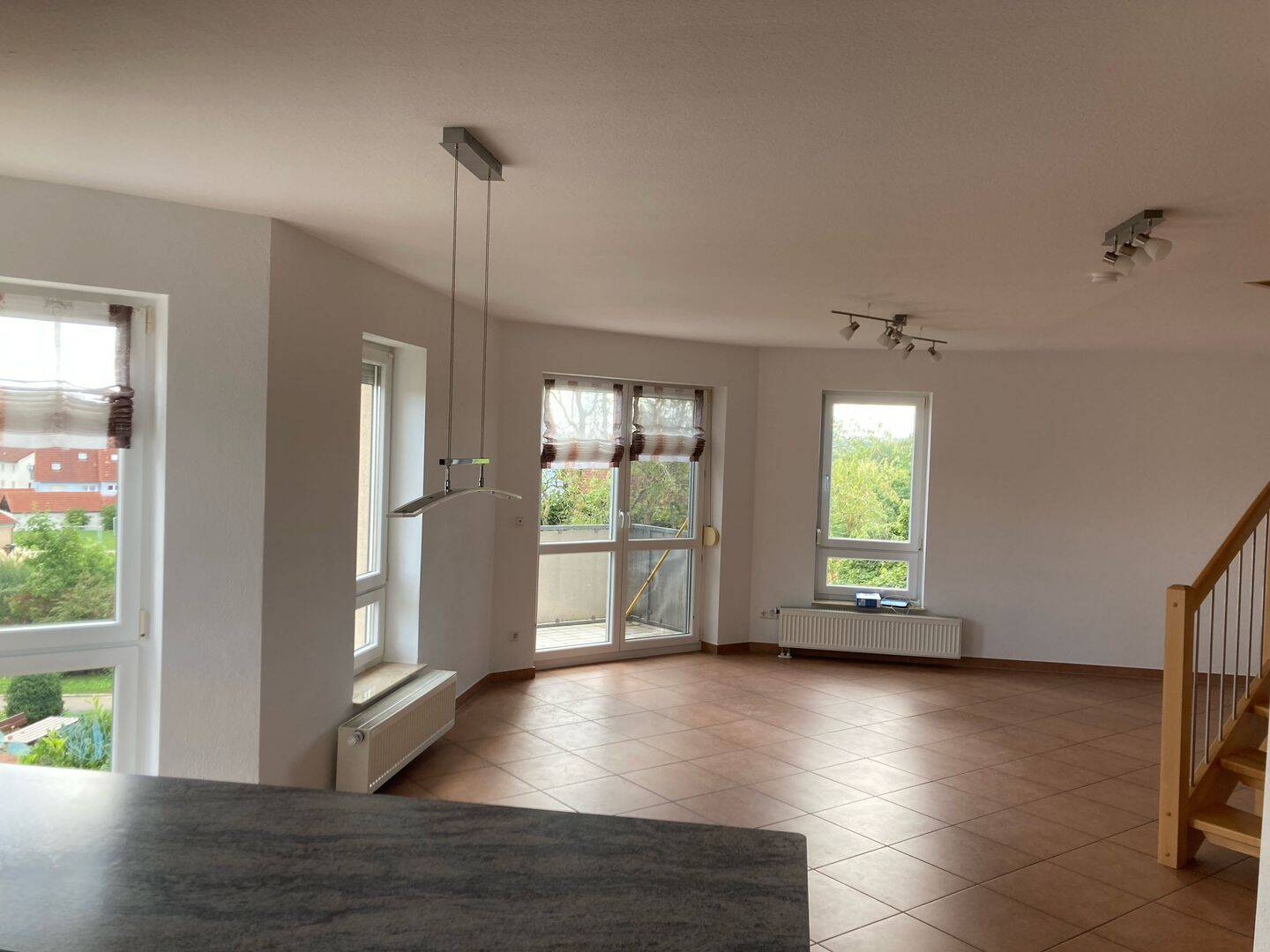 Neuwertige helle 3-Zi.-Maisonette-Wohnung mit Balkon, EBK und Garage in Rothenburg ob der Tauber, 91541 Rothenburg ob der Tauber